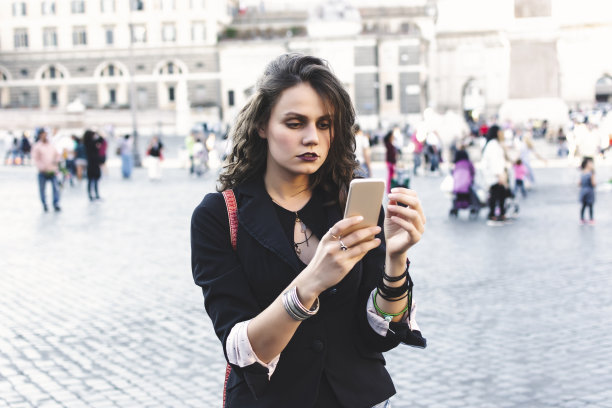 严肃的女人图片下载