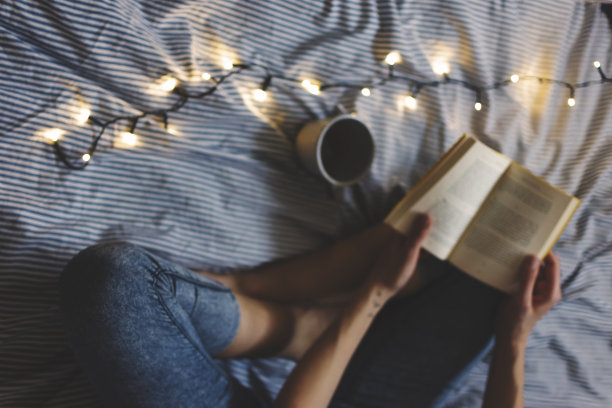 在家读书的女人图片下载