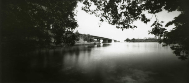 背景中的水库和桥的表面。图片下载