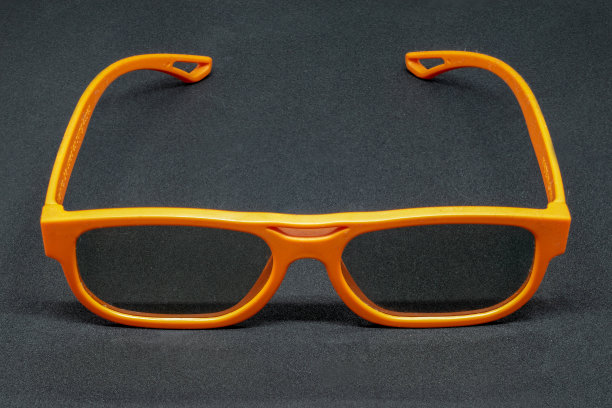 橙色3D眼镜在深灰色的背景图片下载