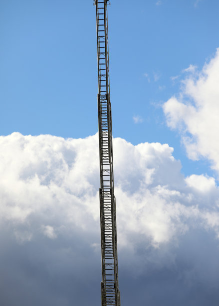 通往天空的消防车梯子图片下载