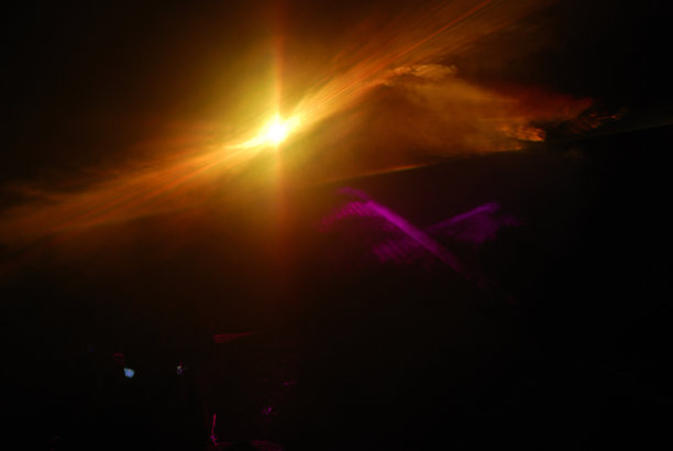 “Ledenika”洞穴里的激光秀图片下载