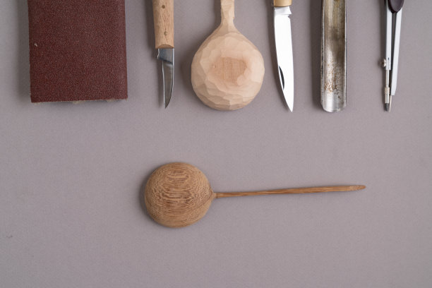 灰色背景上的一组木凿。用木头工作的手工工具。图片下载