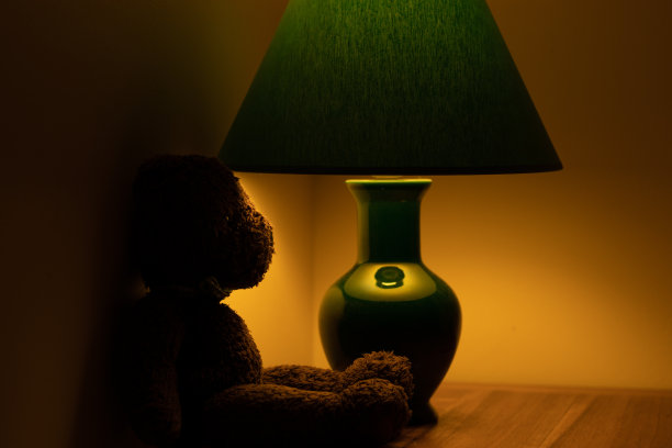 泰迪熊抱着玩具等灯图片下载