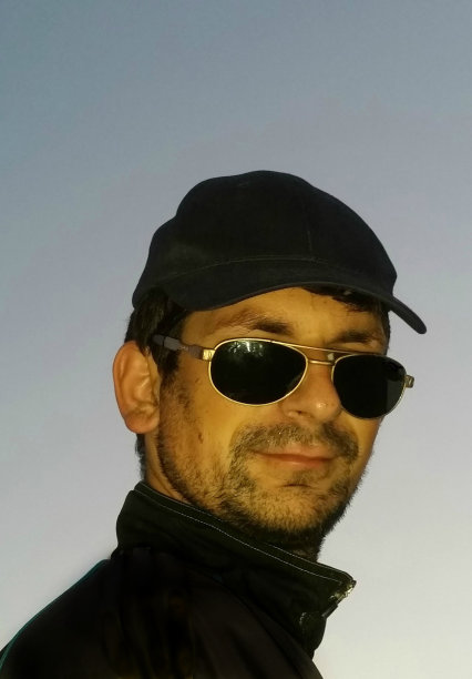 一个年轻人的肖像图片下载