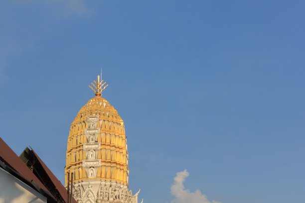 寺庙里美丽的金塔图片下载