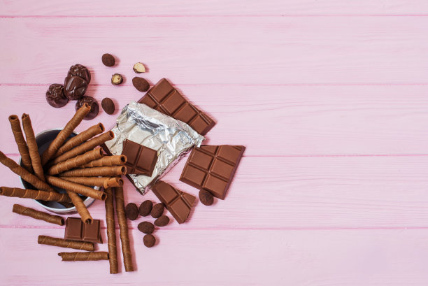 木制背景上的甜食。图片下载