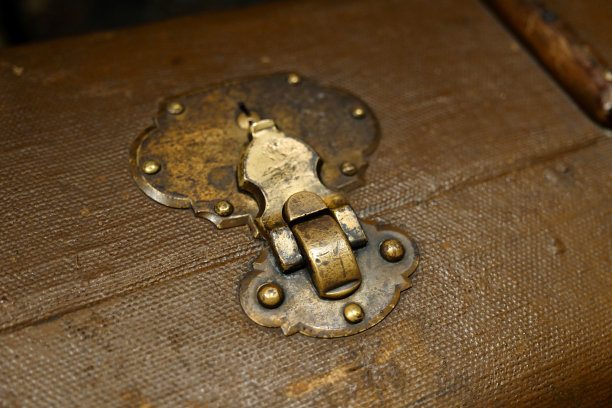 关闭的旧古董手提箱锁图片下载