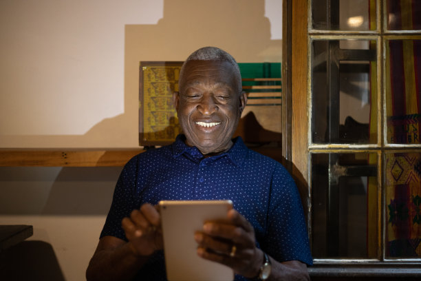 黑人年长男子在家工作图片下载