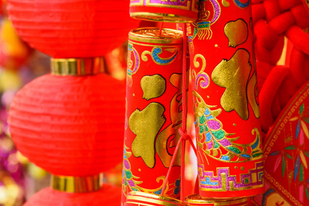 为庆祝中国传统春节(中国新年)而装饰的红色爆竹，上面有不同风格的汉字“福”，意味着“好运”或“祝福”。图片下载