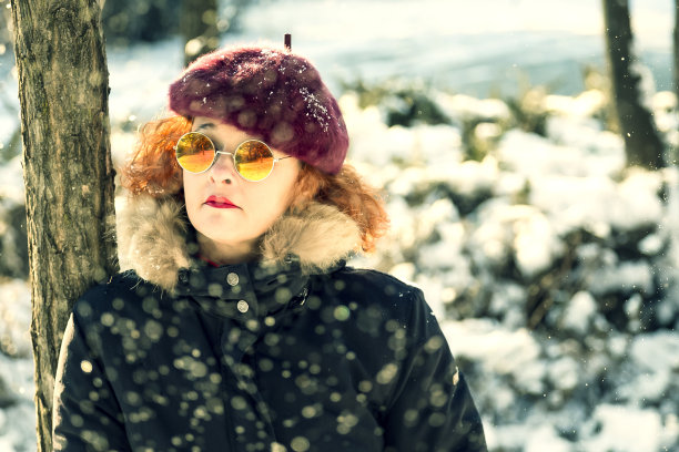 近距离的妇女肖像戴红色针织帽图片下载