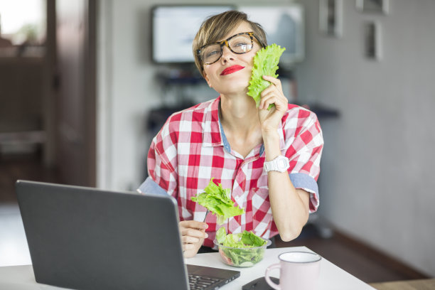 办公室里吃沙拉的美女图片下载
