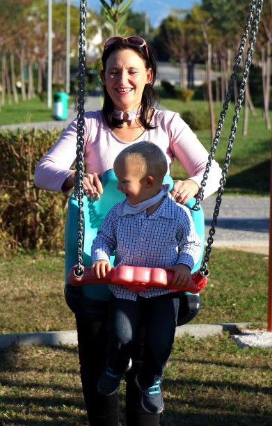 妈妈和儿子一起玩秋千图片下载