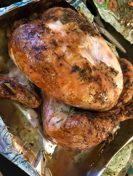 在铝制烤盘上烤袋装鸡肉，外皮酥脆图片下载