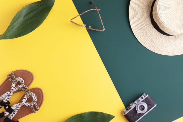 五彩缤纷的夏日女装平躺着。草帽，太阳镜，棕叶在黄色背景，俯视图，拷贝空间。夏装假日平lay图片下载