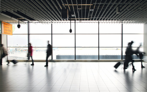 机场乘客挤在人群中行走图片下载