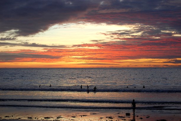 印度尼西亚巴厘岛库塔海滩的日落图片下载