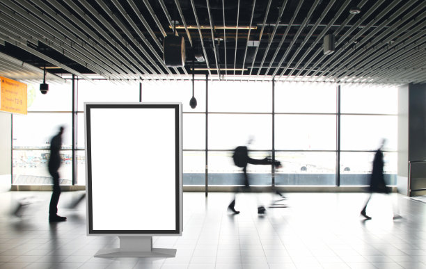 机场乘客人群行走模糊的人广告牌广告图片下载
