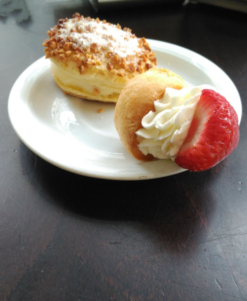 两个奶油蛋糕和奶油蛋糕图片下载