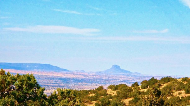 从桑迪亚山脉横跨地平线到Cabezon峰(西班牙语中的大头峰)的全景，一个大火山插头，在新墨西哥州。图片下载