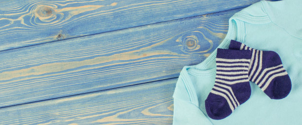 新生儿的服装和服装，扩展家庭和期待婴儿的概念，文字的地方图片下载