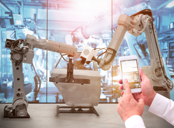 人类正在和机器人一起工作图片下载