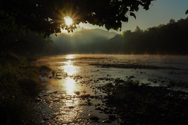 美丽的日出在圣河图片下载