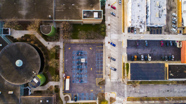 一个停车场的鸟瞰图在市中心皇家橡树，密歇根州图片下载