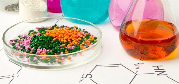 塑料原料在颗粒化学实验室和试剂的背景下。聚丙烯，乙烯，实验室条件下的聚丙烯研究图片下载