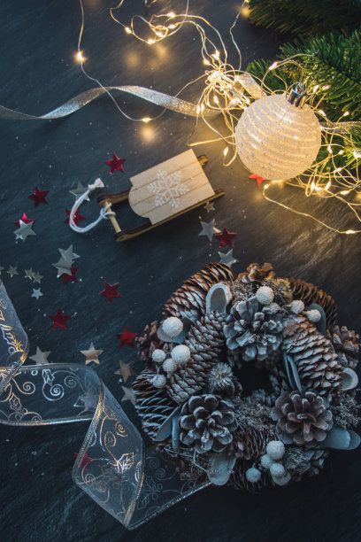 圣诞装饰品，皮草树枝，五颜六色的球，花环，红白闪闪的星星，圣诞花环在黑暗的背景上图片下载