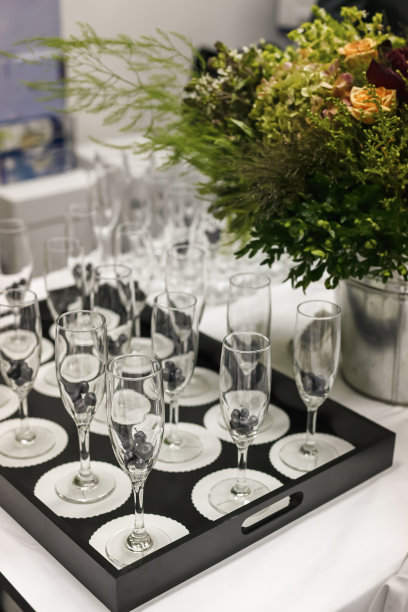 酒杯里的蓝莓——奢华的派对图片下载