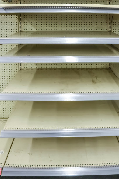 当季节性商品被抢购一空后，空荡荡的商店金属货架等待着新商品的到来图片下载