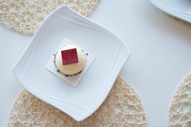 桌上放着果冻糕点图片下载