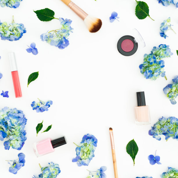 女人的美丽组成的绣球花与化妆品在白色的背景。平躺，俯视图。花的背景图片下载