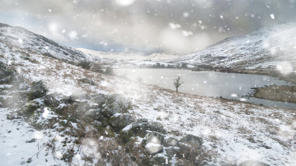 美丽的冬季景观图片在斯诺登尼亚国家公园与雪山在暴风雪的背景图片下载
