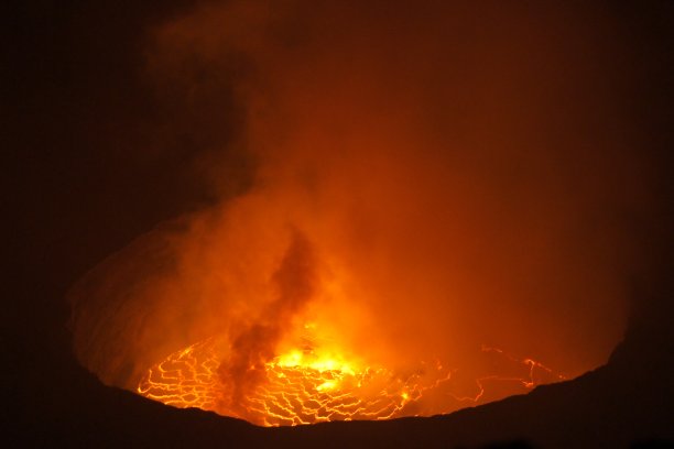 尼拉贡戈火山活跃的熔岩湖，刚果民主共和国图片下载