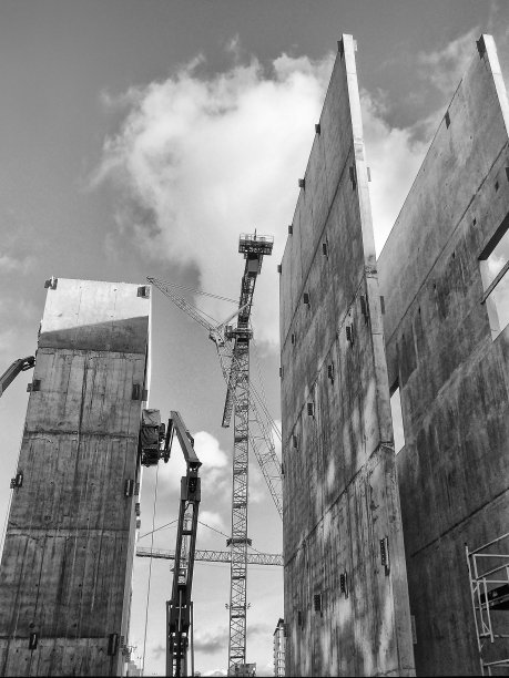 起重机和混凝土高层开发平台的单色图像图片下载