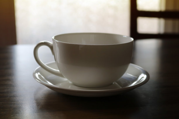 加牛奶的咖啡或茶杯和茶碟图片下载