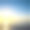 海上日落。傍晚日落时，人们在海里洗澡。图片下载