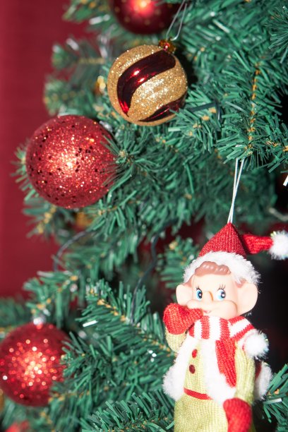 圣诞树上的圣诞装饰品图片下载