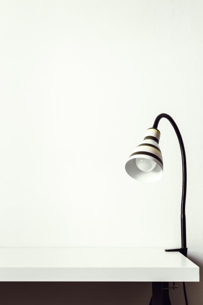 桌子上有黑白条纹的台灯。有色图片下载