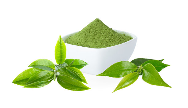 绿茶粉与杯和绿茶叶白色。图片下载