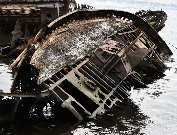 生锈的旧沉船废墟图片下载