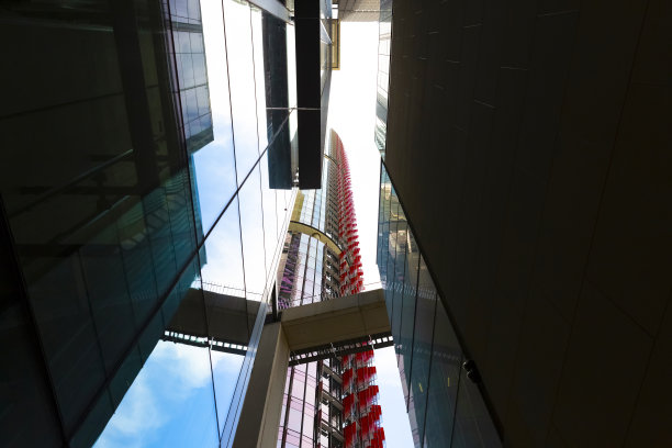 低角度的办公大楼，摩天大楼，背景与复制空间图片下载