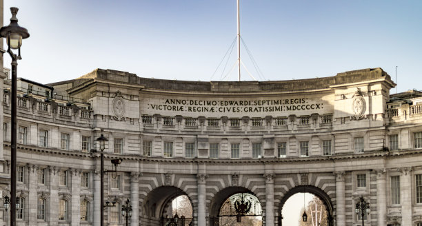 伦敦的海军部拱门，穿过它有一条路通往皇宫图片下载