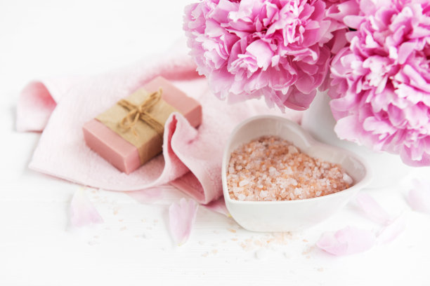 手工香皂，软毛巾和牡丹花图片下载