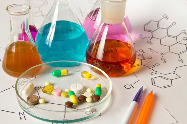 化学实验室及试剂。中草药。非法药丸，毒品在实验室生产。图片下载