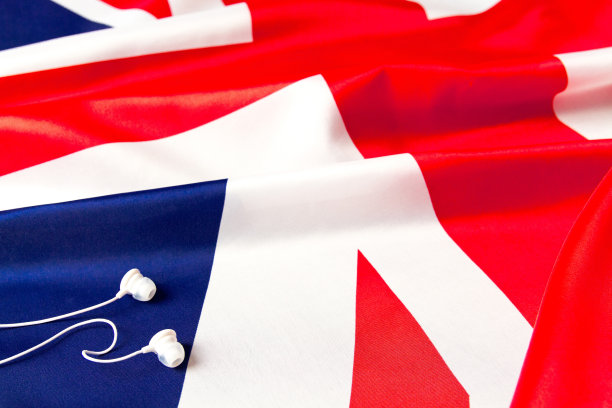 学习英语。英国国旗和耳机特写。电子学习英语的概念。图片下载