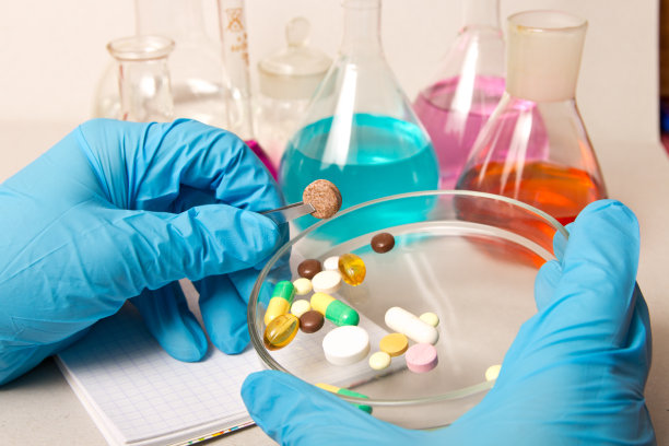 化学实验室及试剂。中草药。非法药丸，毒品在实验室生产。图片下载