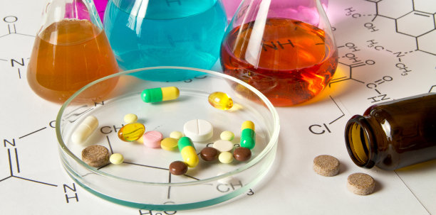 化学实验室及试剂。中草药。非法药丸，毒品在实验室生产。图片下载